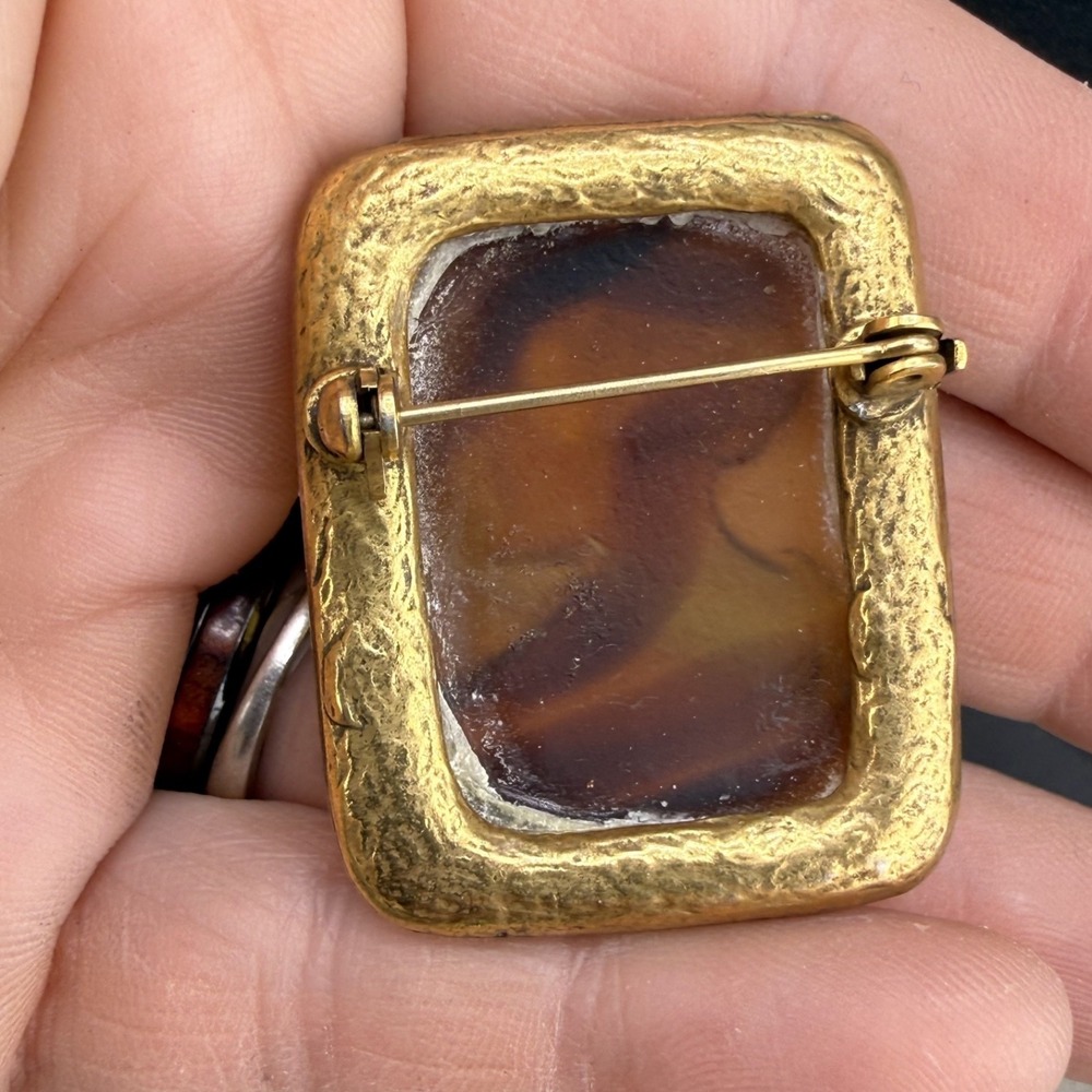 Vintage Cameo Brooch Root Beer Gold Tone Glass - Picture 4 of 6